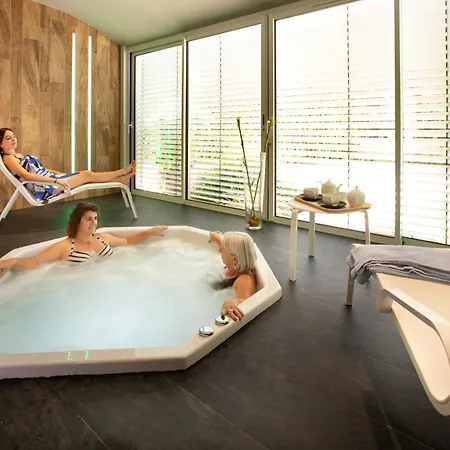 Logis - Restaurant - - Le Relais De Farrou 4*