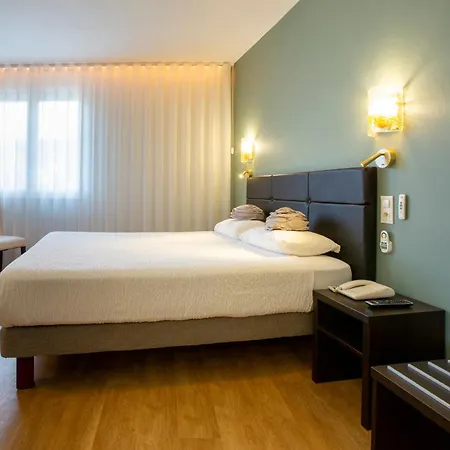 Logis - Restaurant - - Le Relais De Farrou Hotel 4*